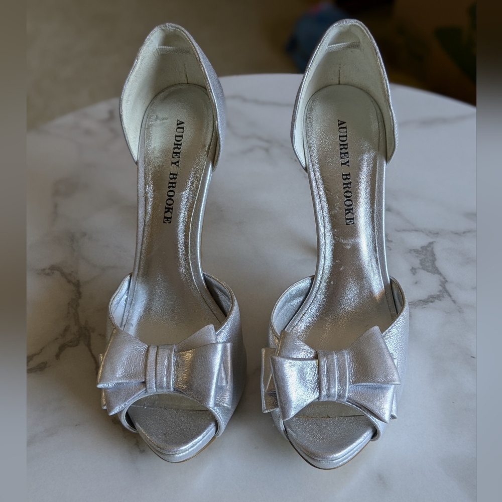 Audrey Brooke Ginger, NWT- Silver, Size 8.5